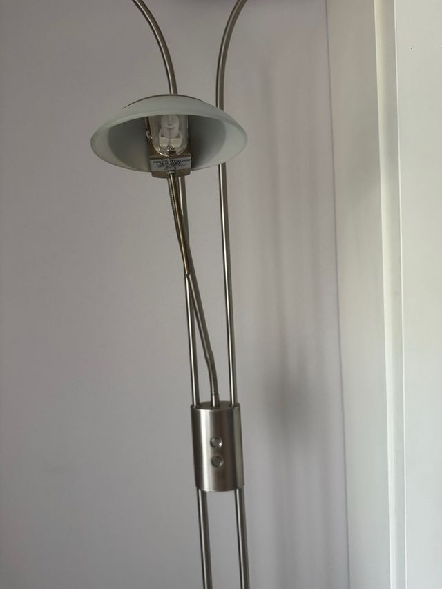 Lámpara de pie moderna plata