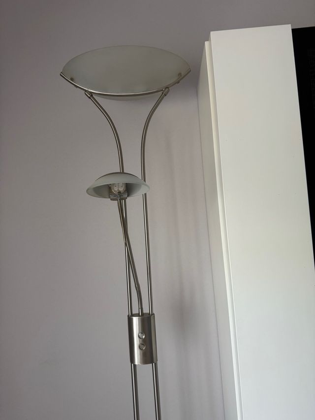 Lámpara de pie moderna plata