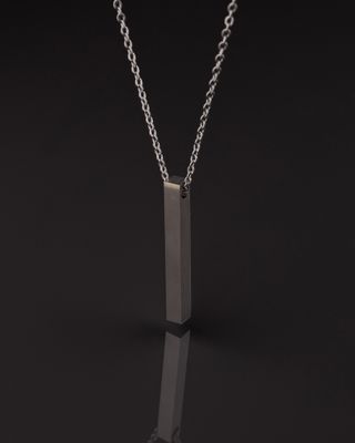 Colgante de hombre minimalista de acero.
