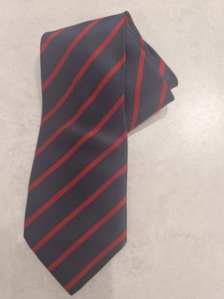Corbata azul marino rayas rojas