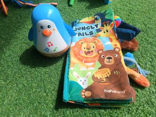 Lote juguetes bebé:perrita musical, libro..