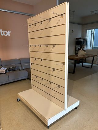 Expositor blanco con ruedas - Ideal tiendas