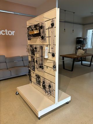Expositor blanco con ruedas - Ideal tiendas
