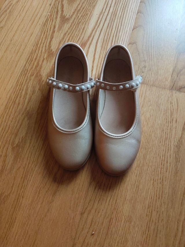 Zapatos niña dorados con perlas talla 32 
