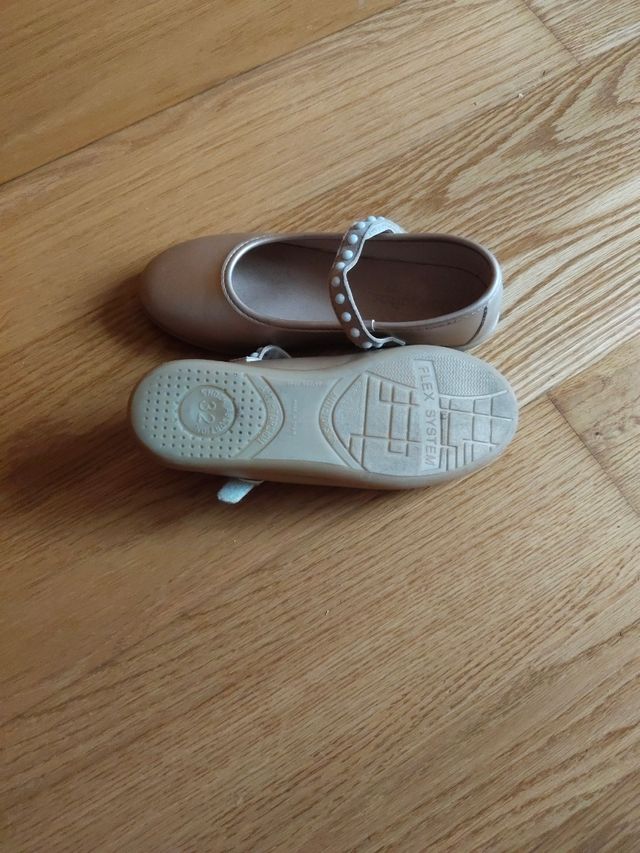 Zapatos niña dorados con perlas talla 32 
