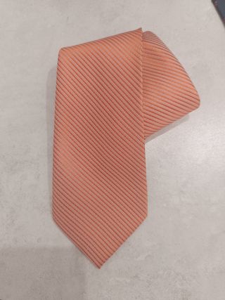 Corbata naranja a rayas