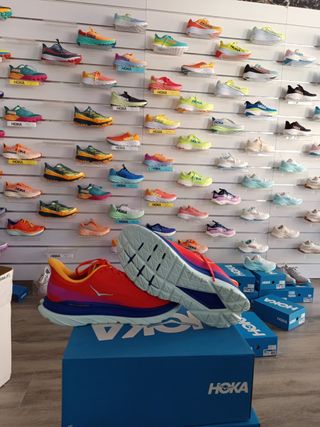 Zapatillas Hoka Mach 4 rojas y naranjas