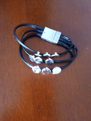 Pulsera negra con cuentas plateadas