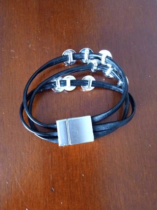 Pulsera negra con cuentas plateadas
