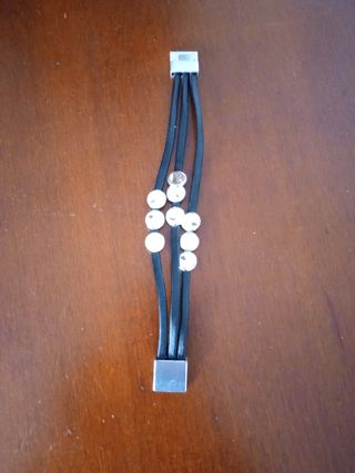 Pulsera negra con cuentas plateadas
