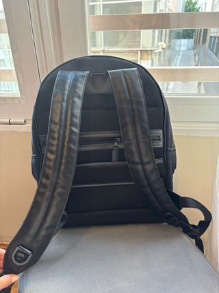 Mochila negra acolchada