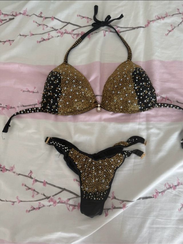 Bikini fitness negro y dorado