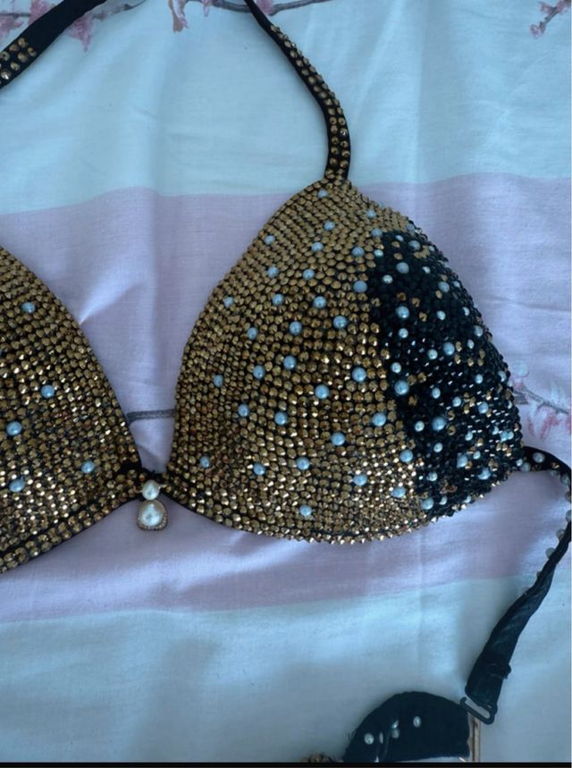 Bikini fitness negro y dorado