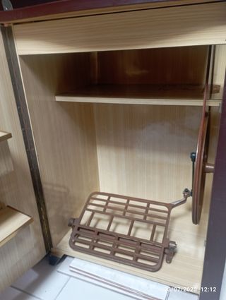 Máquina coser antigua con mueble