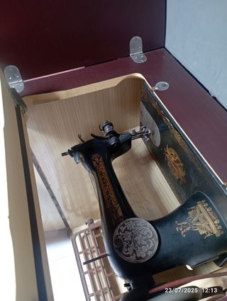Máquina coser antigua con mueble