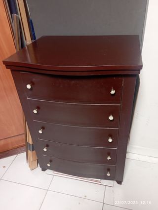 Máquina coser antigua con mueble