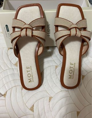 Chanclas MOTF beige y marrón