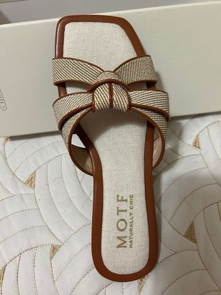Chanclas MOTF beige y marrón