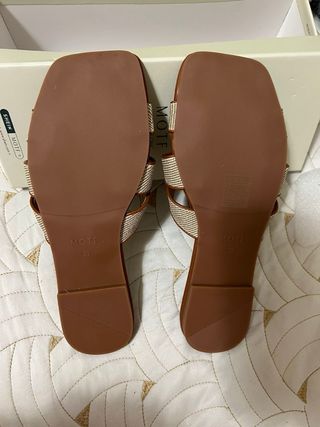 Chanclas MOTF beige y marrón