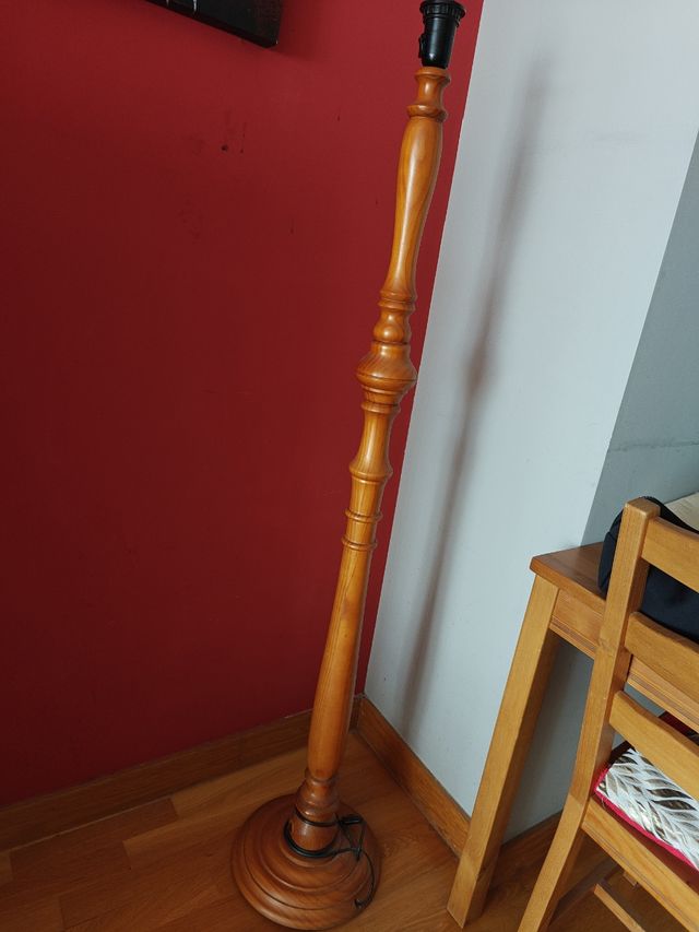 Pie de lámpara madera maciza, está perfecta.