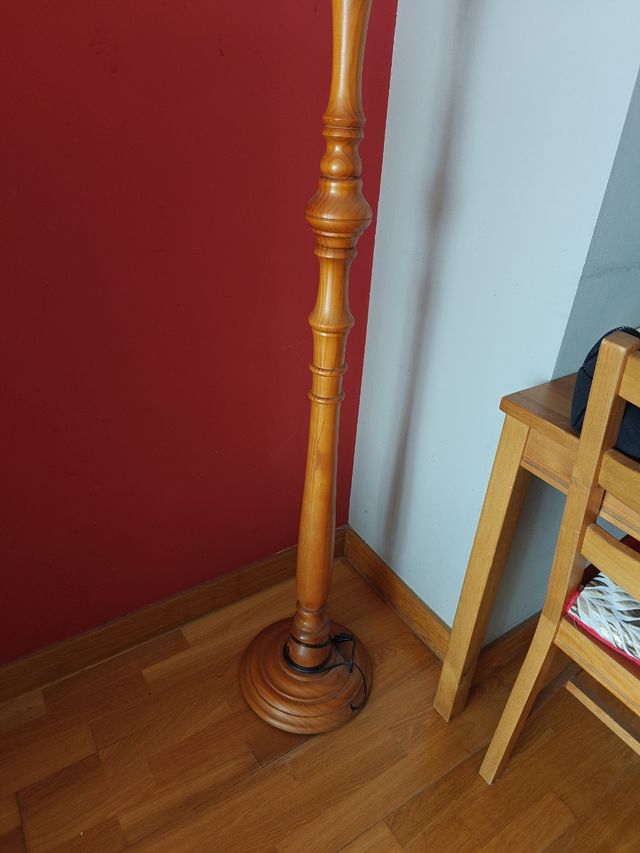 Pie de lámpara madera maciza, está perfecta.