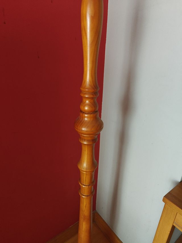 Pie de lámpara madera maciza, está perfecta.