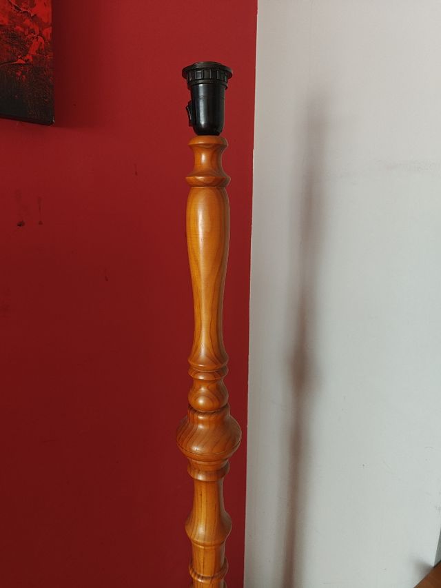 Pie de lámpara madera maciza, está perfecta.