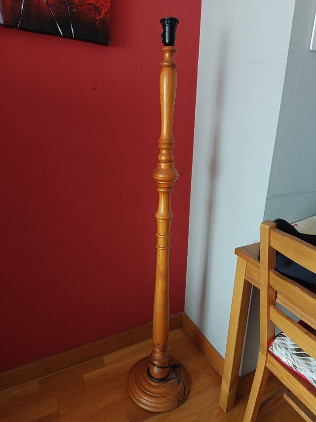 Pie de lámpara madera maciza, está perfecta.