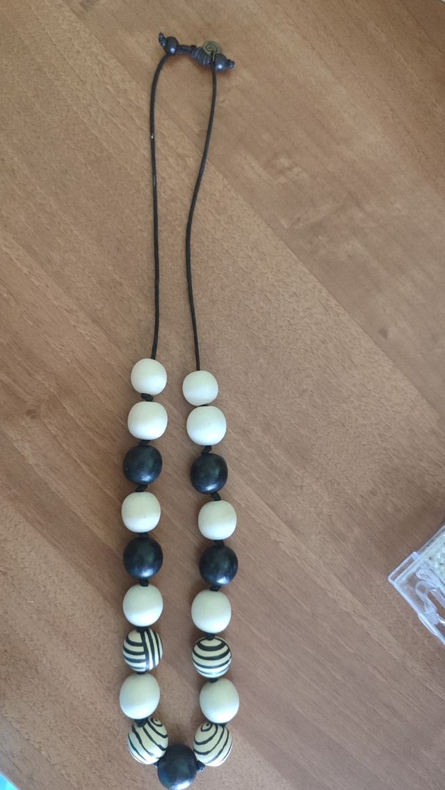 Collana artigianale bianca e nera