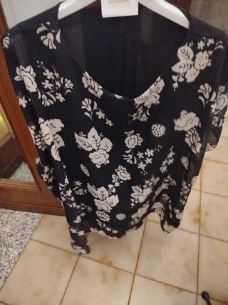 Casacca nera  e rosa pallido con motivo  floreale