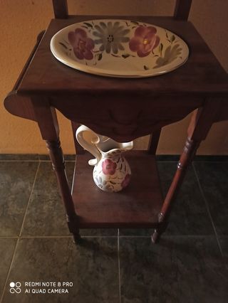 Lavabo antiguo con espejo