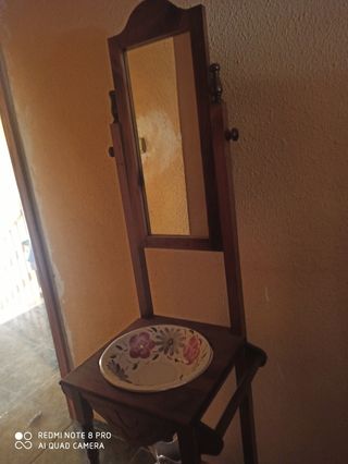 Lavabo antiguo con espejo