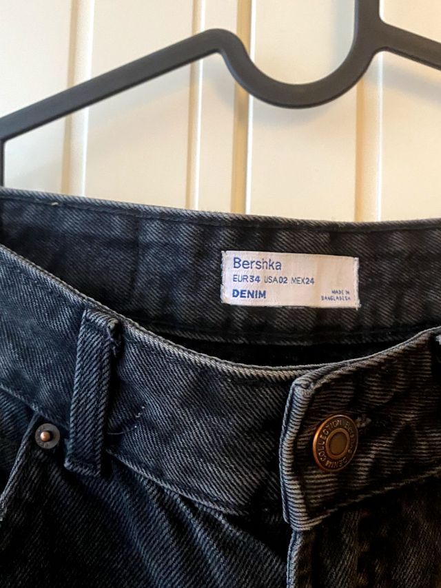 Vaqueros Bershka negros wide leg, talla XS