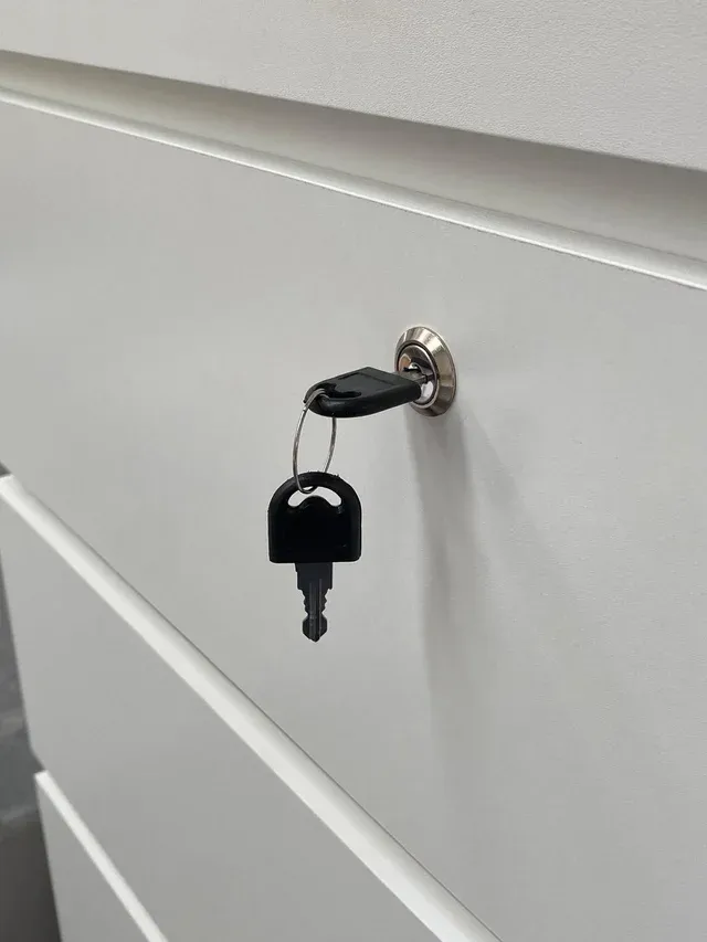 Cómoda 5 cajones blanca c/llave