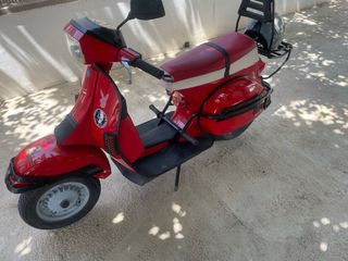 Vespa TX roja clásica