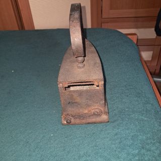 antigua plancha de hierro fundido de carbon