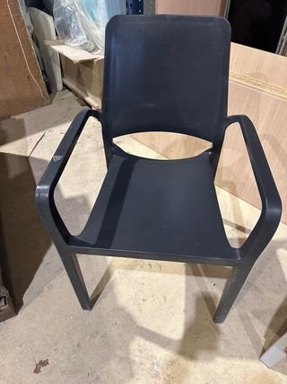 Silla de bar negra de plástico