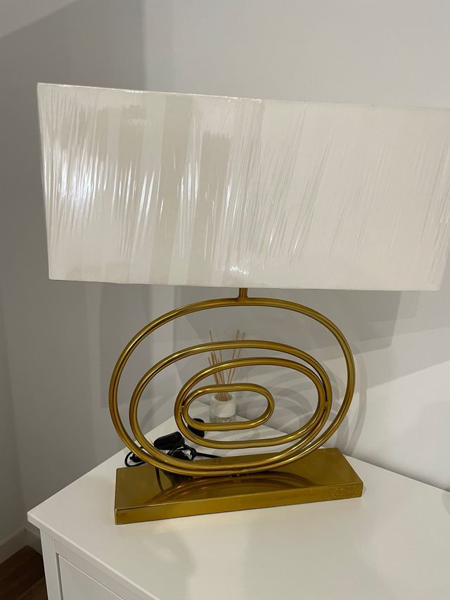 Lámpara dorada diseño moderno