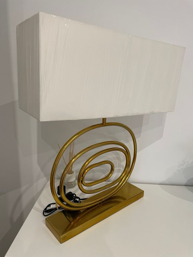 Lámpara dorada diseño moderno