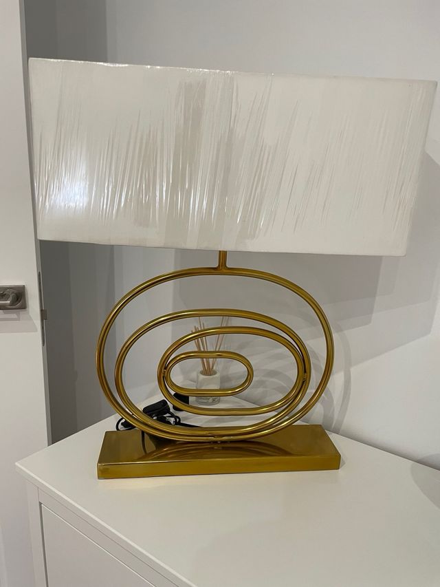 Lámpara dorada diseño moderno