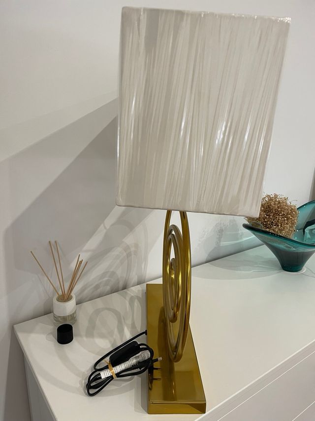 Lámpara dorada diseño moderno