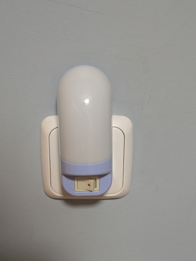 Luz nocturna LED - Lámpara de enchufe