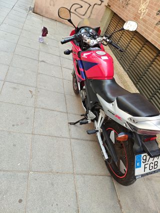 Honda CBR 125 R roja, cambiaría por scooter de 125
