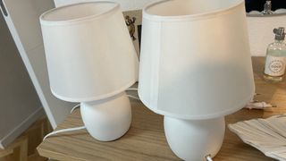 2 Lámparas mesita noche blancas