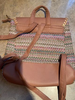 Mochila marrón y rosa