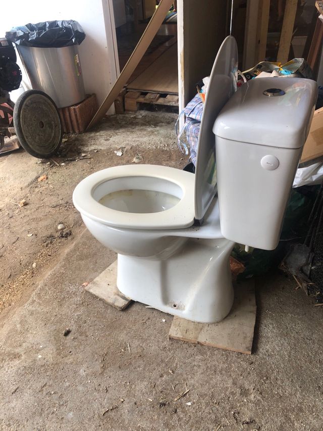 Inodoro blanco porcelana