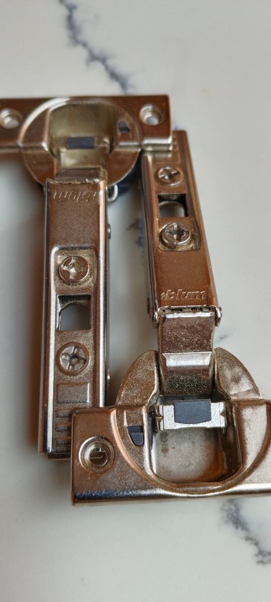  Bisagras Blum para muebles