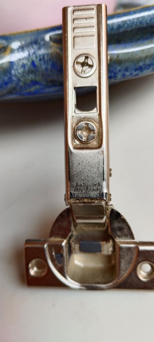  Bisagras Blum para muebles