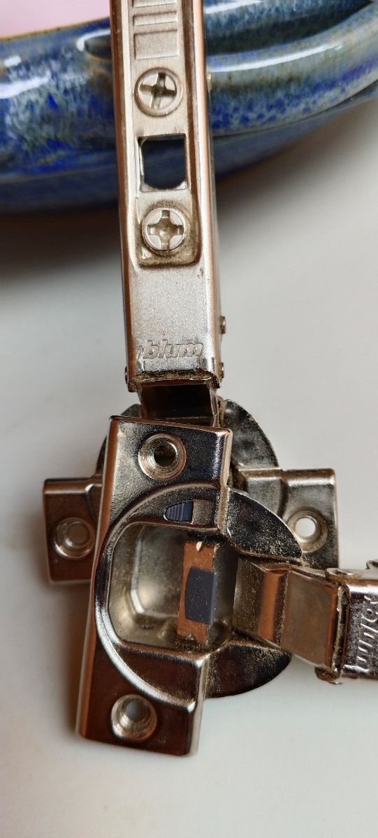  Bisagras Blum para muebles