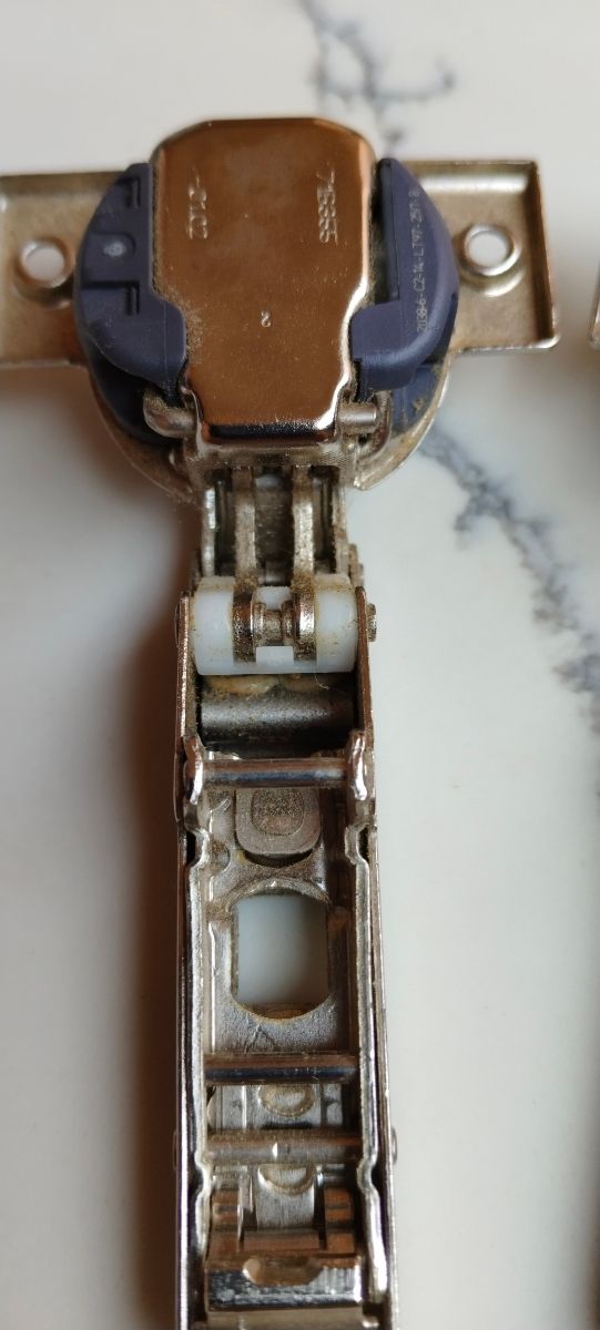  Bisagras Blum para muebles